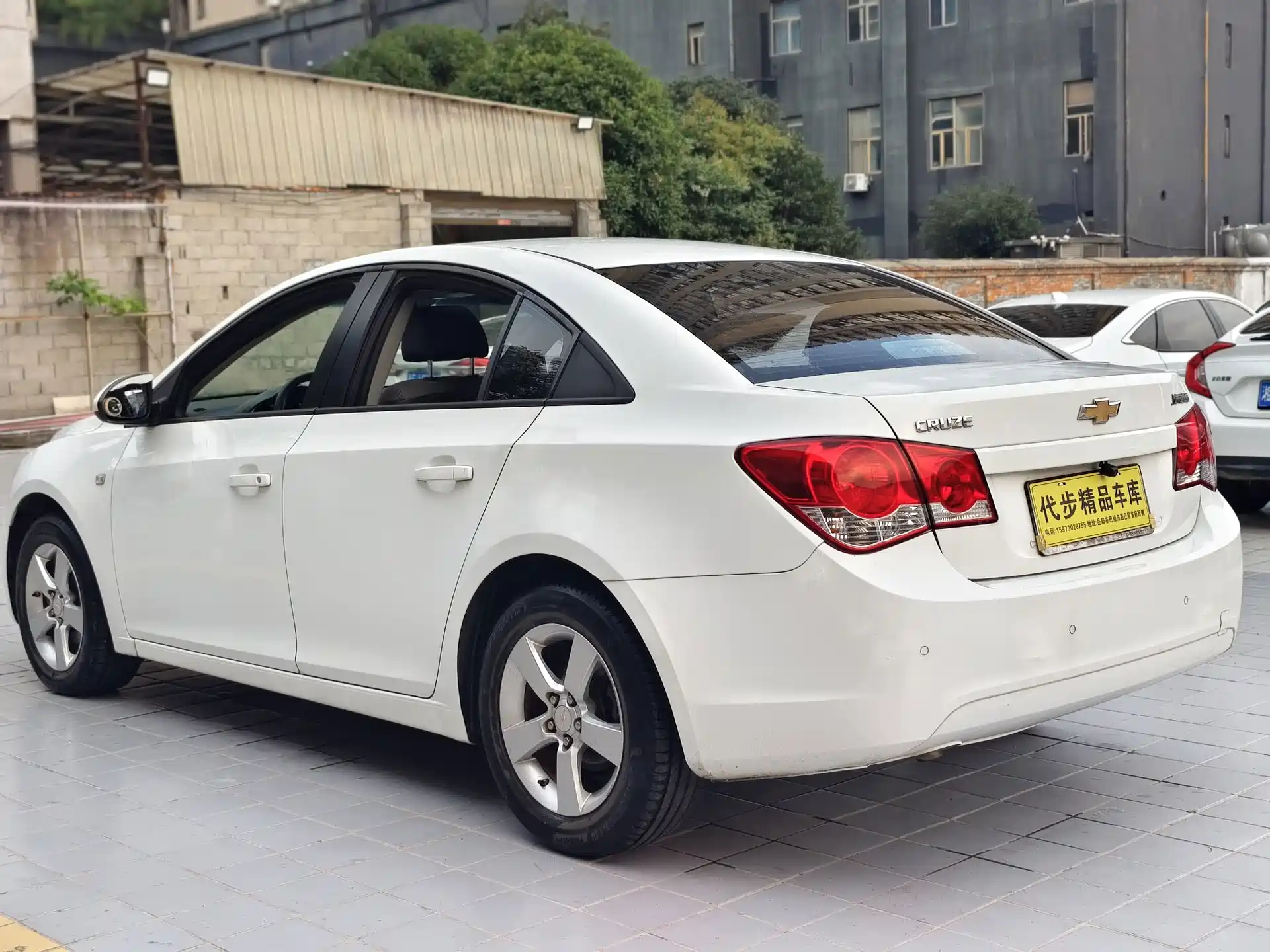 Photo 16 - Chevrolet Cruze