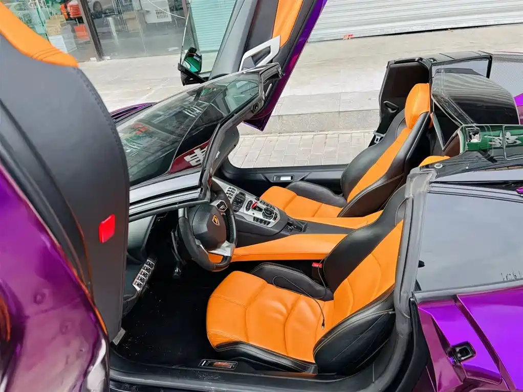 LAMBORGHINI AVENTADOR