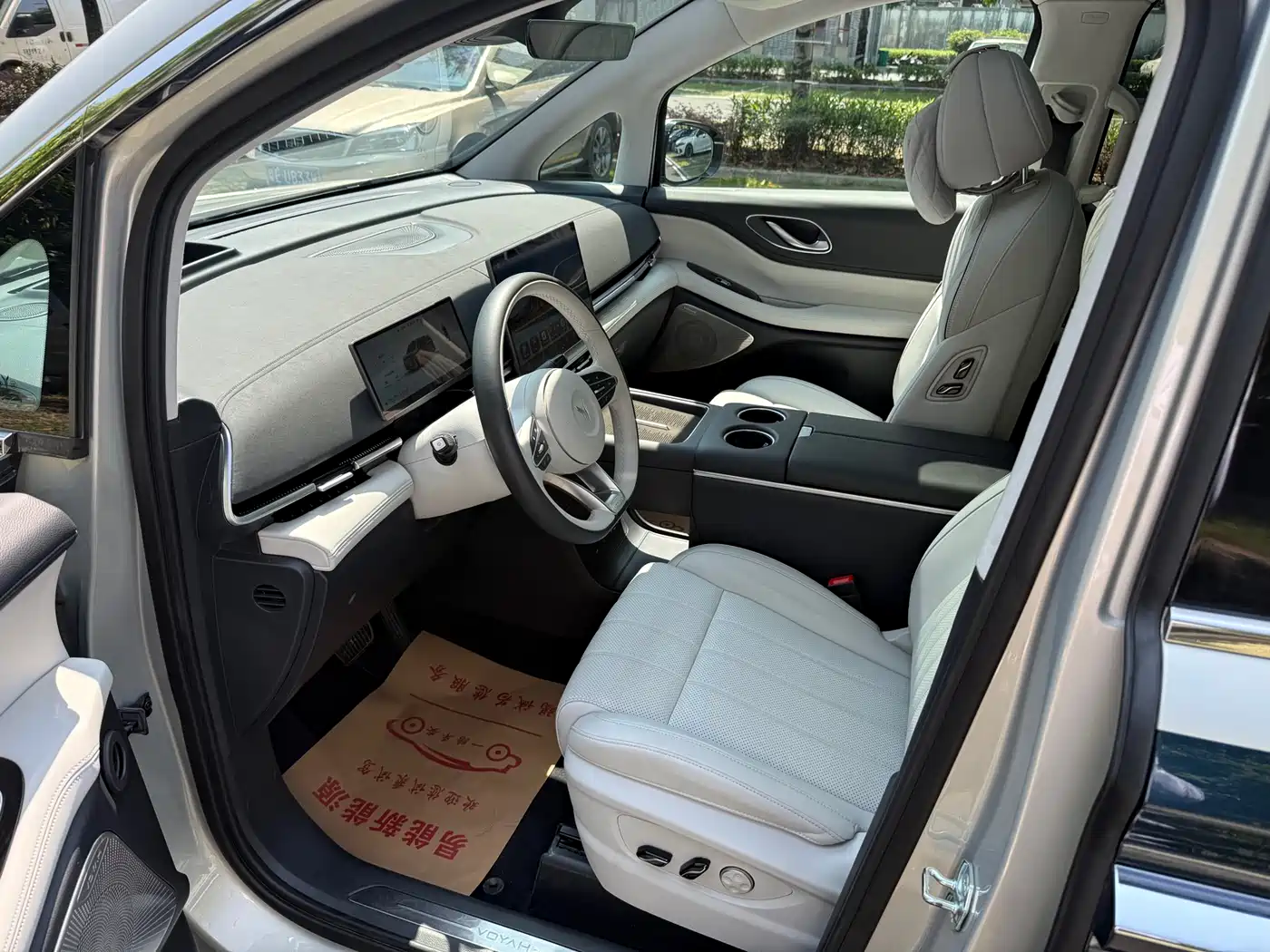 Voyah Auto Voyah Dreamer 2025 PHEV AWD Flagship Qian Kun Edition фото 9