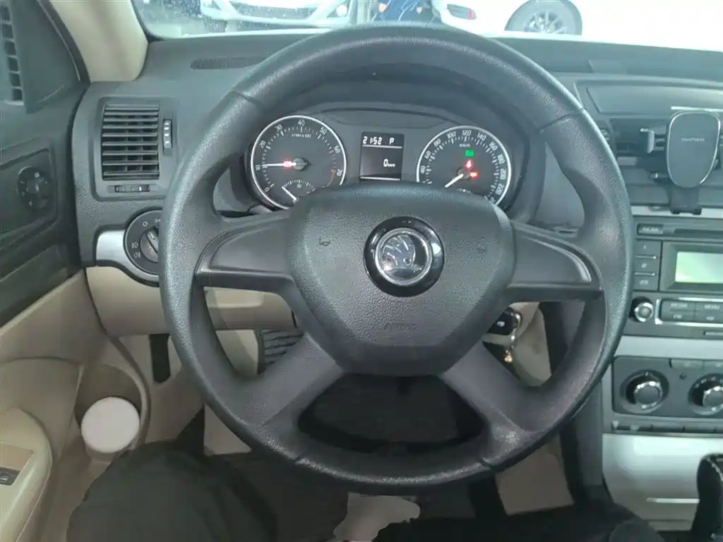 Škoda Octavia 2015 Classic 1.6L Automatic Elite Edition фото 11