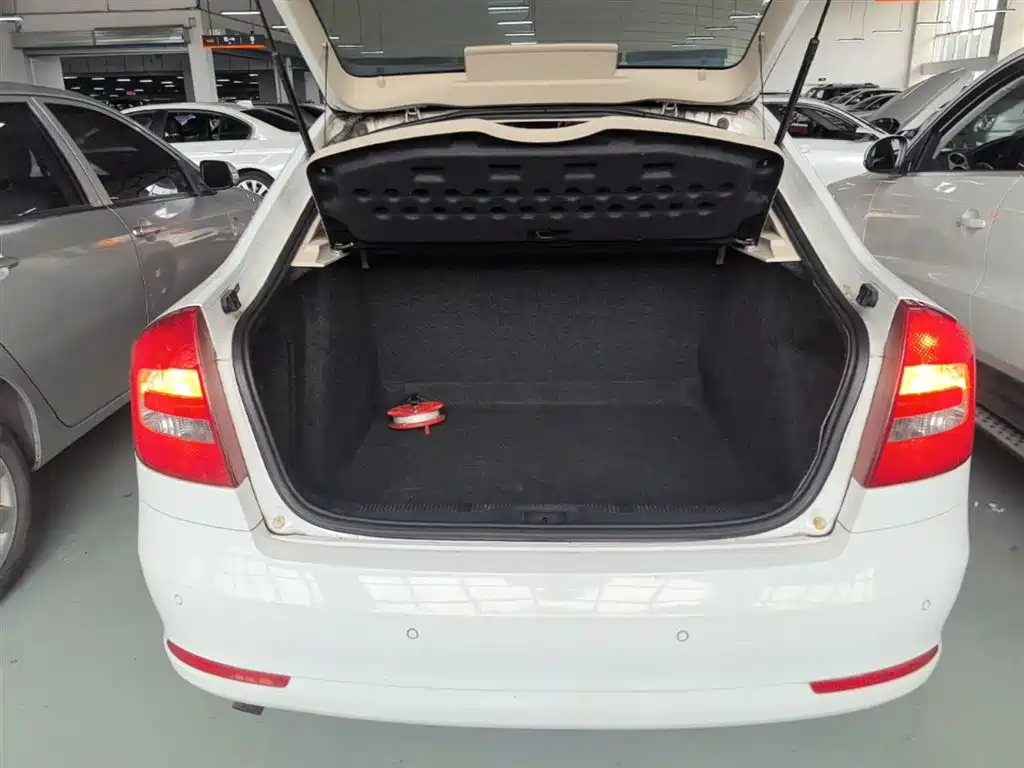 Škoda Octavia 2015 Classic 1.6L Automatic Elite Edition фото 19