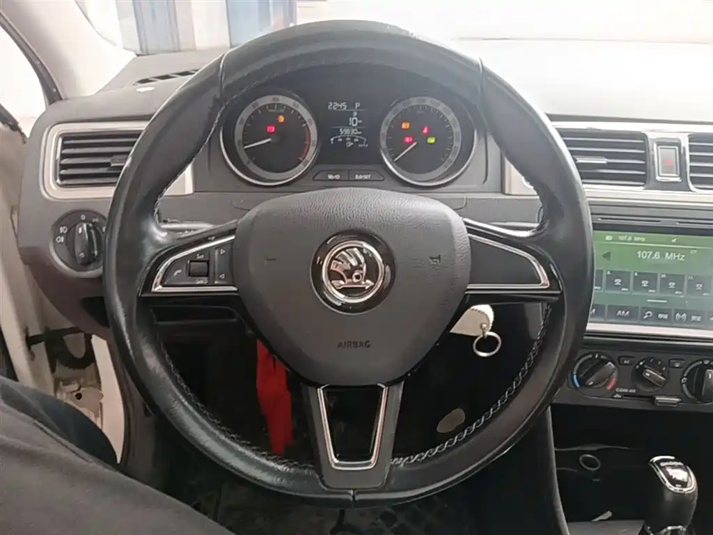 Škoda Skoda Rapid Spaceback 2018 1.6L Automatic Comfort фото 11