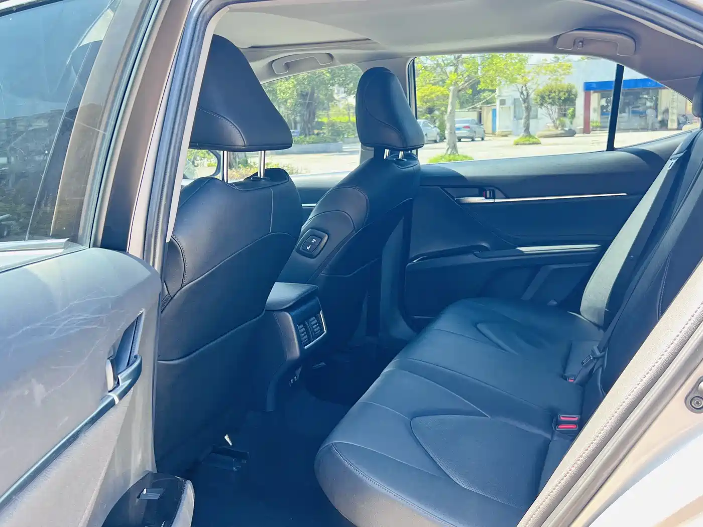 Toyota Camry 2021 Hybrid 2.5HGVP Leading Edition фото 10