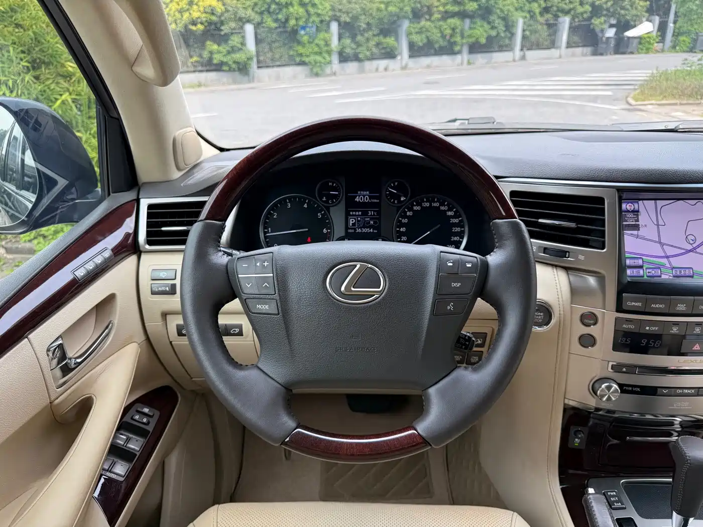 Photo 8 - Lexus LX