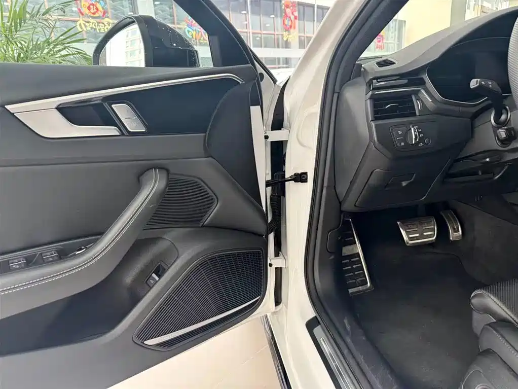Audi A4L 2025 2 Million Celebration Edition 40 TFSI Luxury Dynamic B&O Starlight Night Edition фото 6