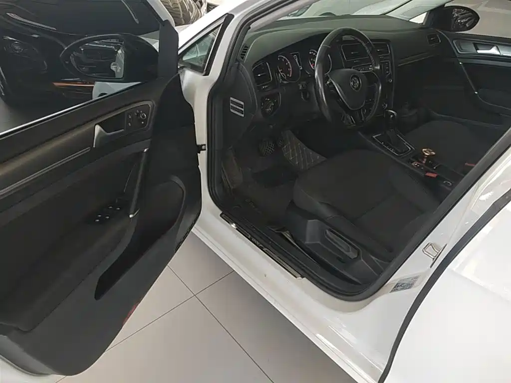 Volkswagen Golf 2017 1.6L Auto Comfort Millionth Edition фото 16