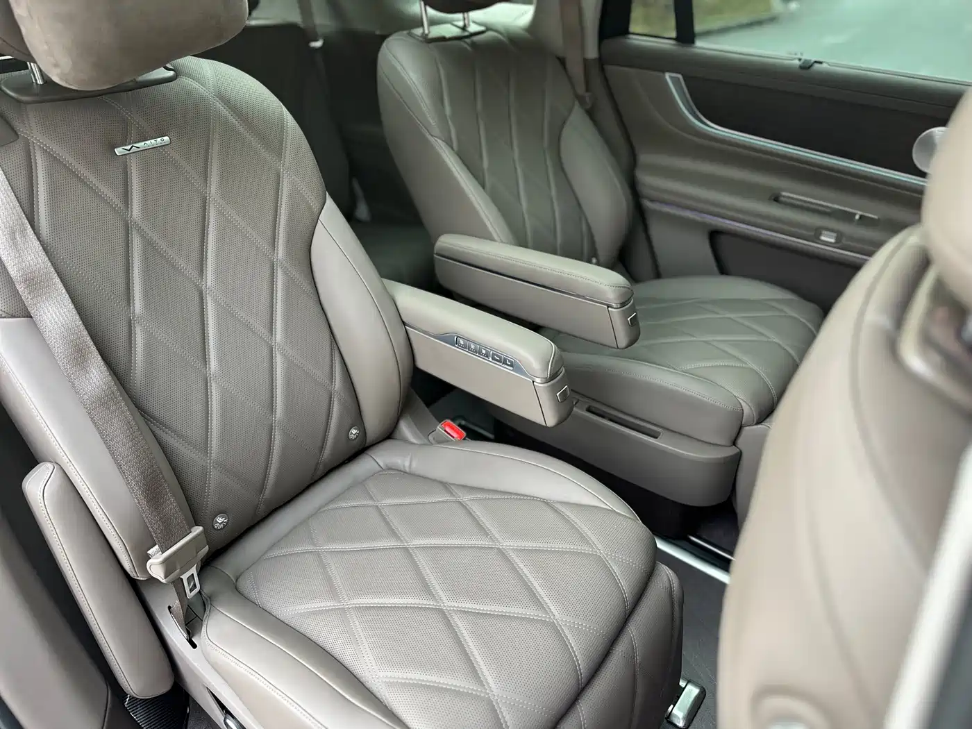 AITO Wenjie AITO M9 2025 Extended Range Ultra 52kWh 6-Seater фото 25