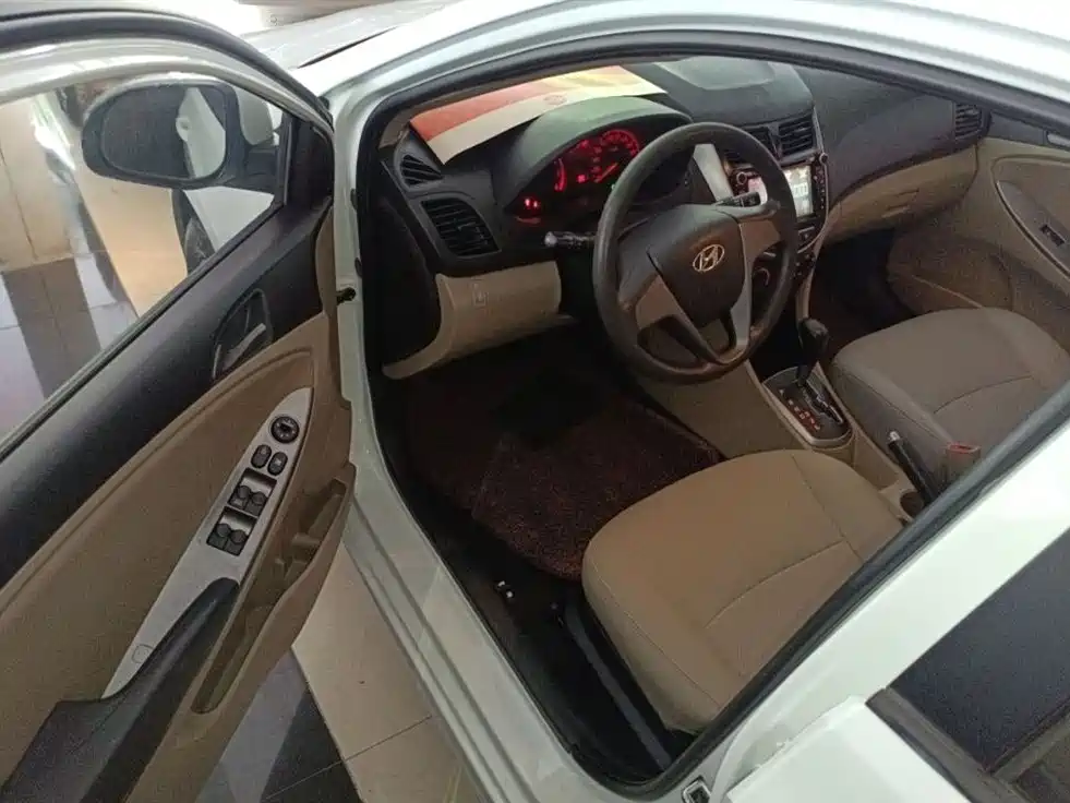 Hyundai Verna 2014 1.4L Automatic Smart GLS фото 10