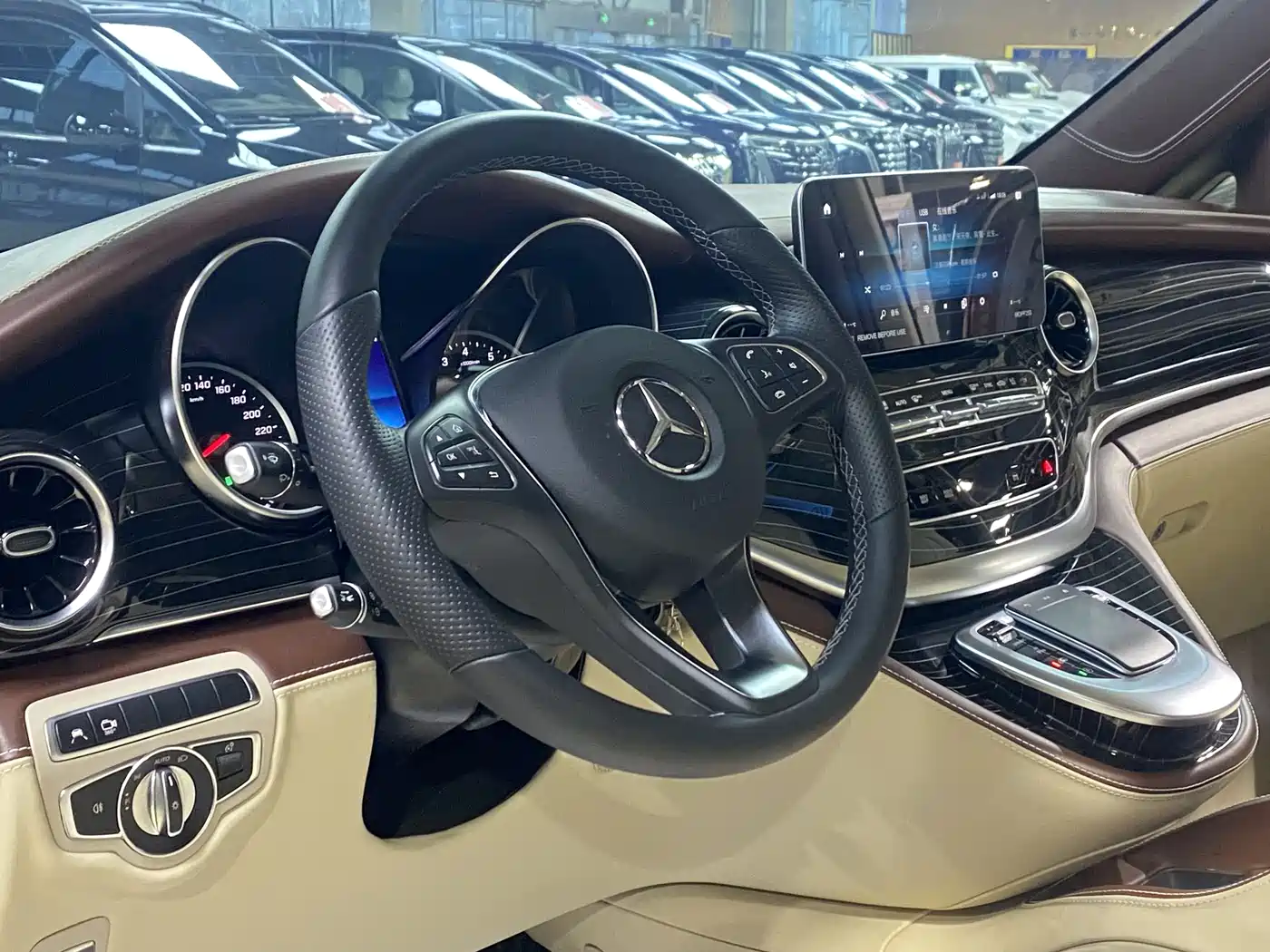Mercedes-Benz V-Class 2022 V 260 L Long Wheelbase Luxury Edition фото 4