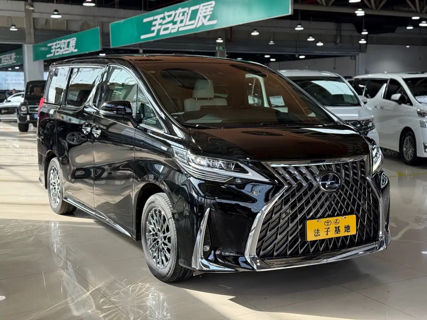 Lexus LM 2020 300h Seven-Seater Elegance Edition фото 3
