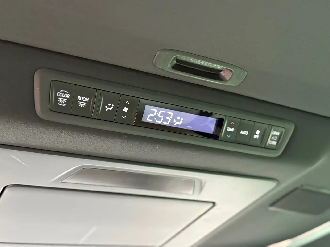 Lexus LM 2020 300h Seven-Seater Elegance Edition фото 16