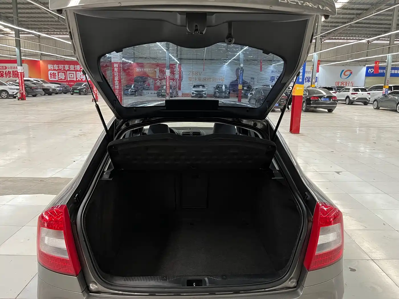 Škoda Octavia 2014 1.6L Auto Yijun Edition фото 13