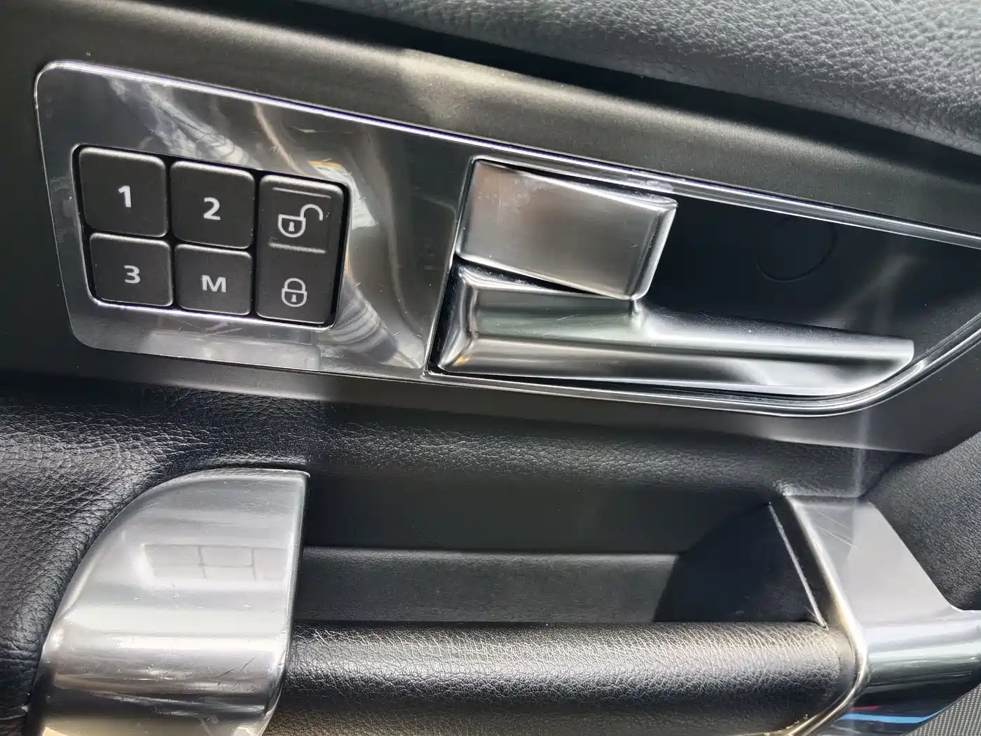 Land Rover Discovery 2015 3.0 SC V6 SE фото 13