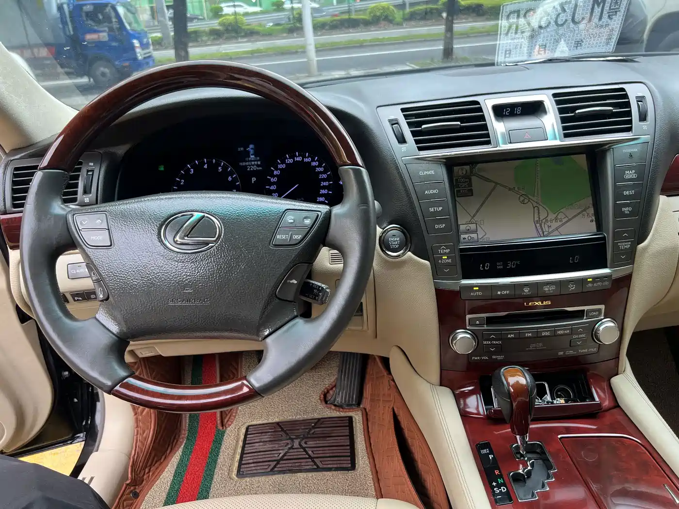 Фото 13 - Lexus LS