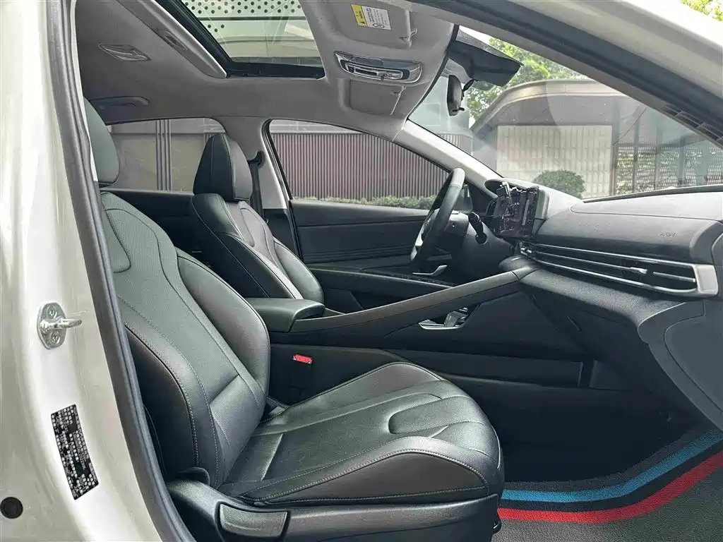 Hyundai Elantra 2021 1.5L CVT LUX Premium Edition фото 6