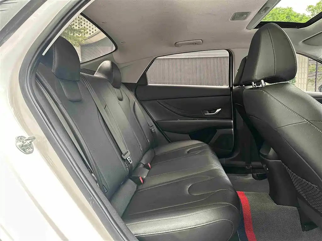 Hyundai Elantra 2021 1.5L CVT LUX Premium Edition фото 17
