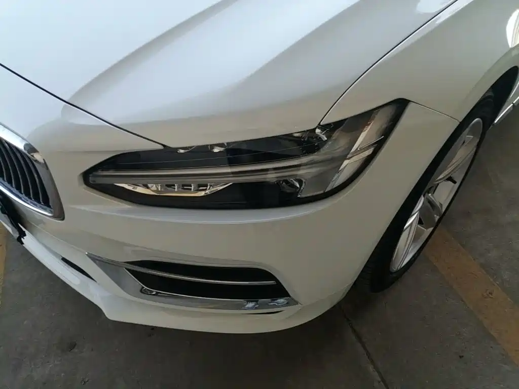 صورة 24 - Volvo S90