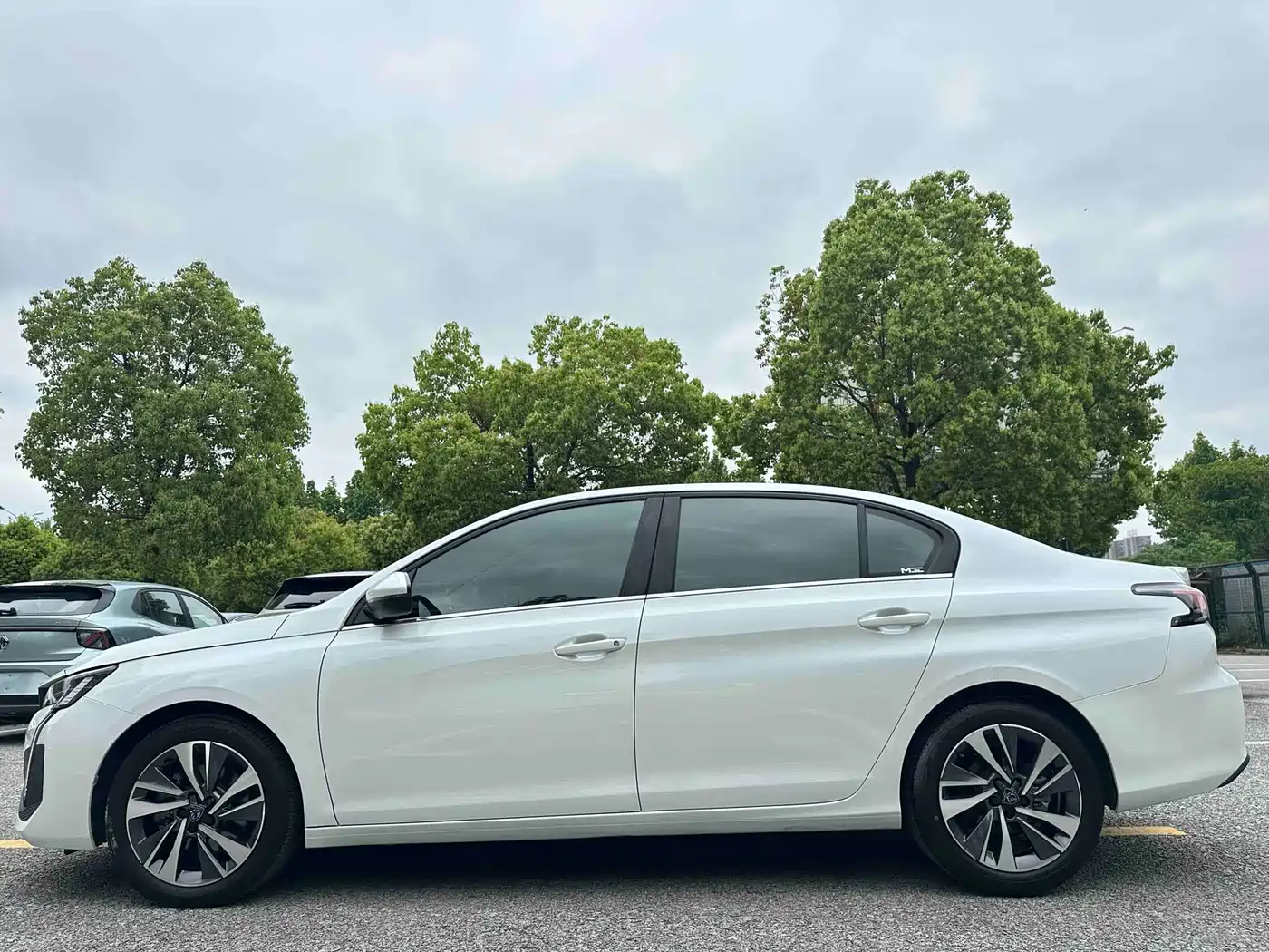 PEUGEOT 408