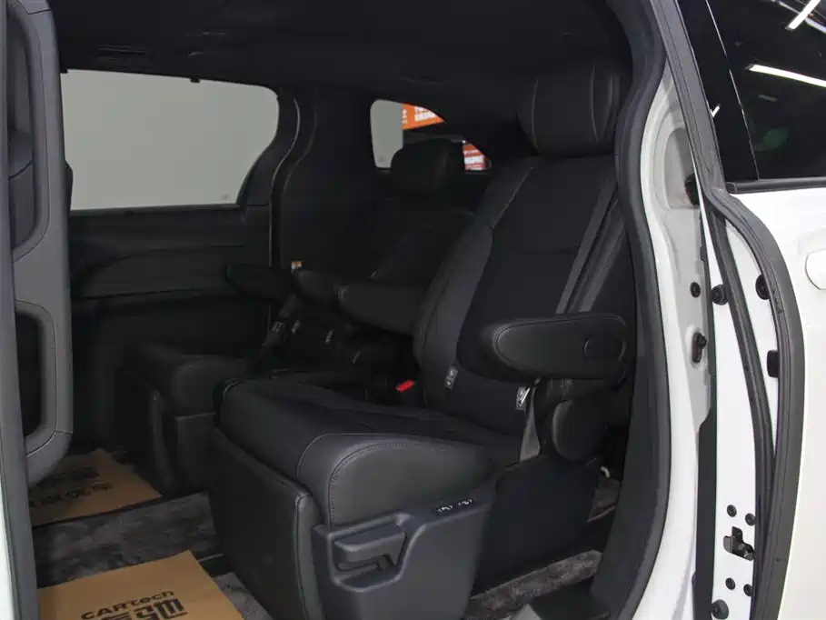 Toyota Sienna 2023 2.5L Hybrid Premium Edition фото 20