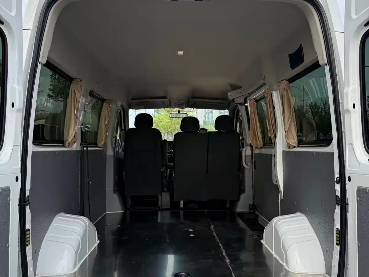 SAIC Maxus Xintu V80 2024 Model Year Aoyunton Value Edition 6MT Short Wheelbase Medium Roof 127Ps 5/6-Seater фото 6