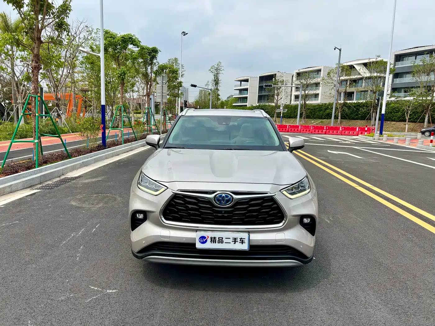Toyota Highlander 2022 Dual Engine 2.5L 4WD Supreme Edition 7-Seater фото 2