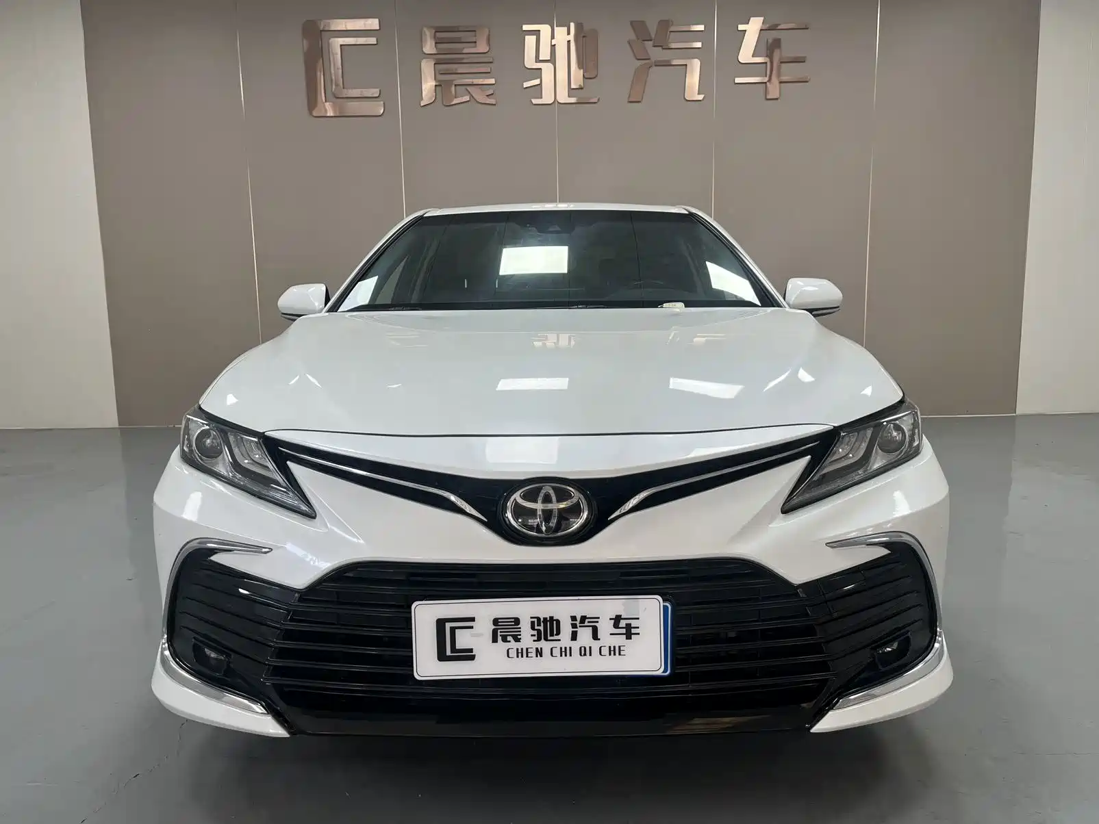 Фото 2 - Toyota Camry