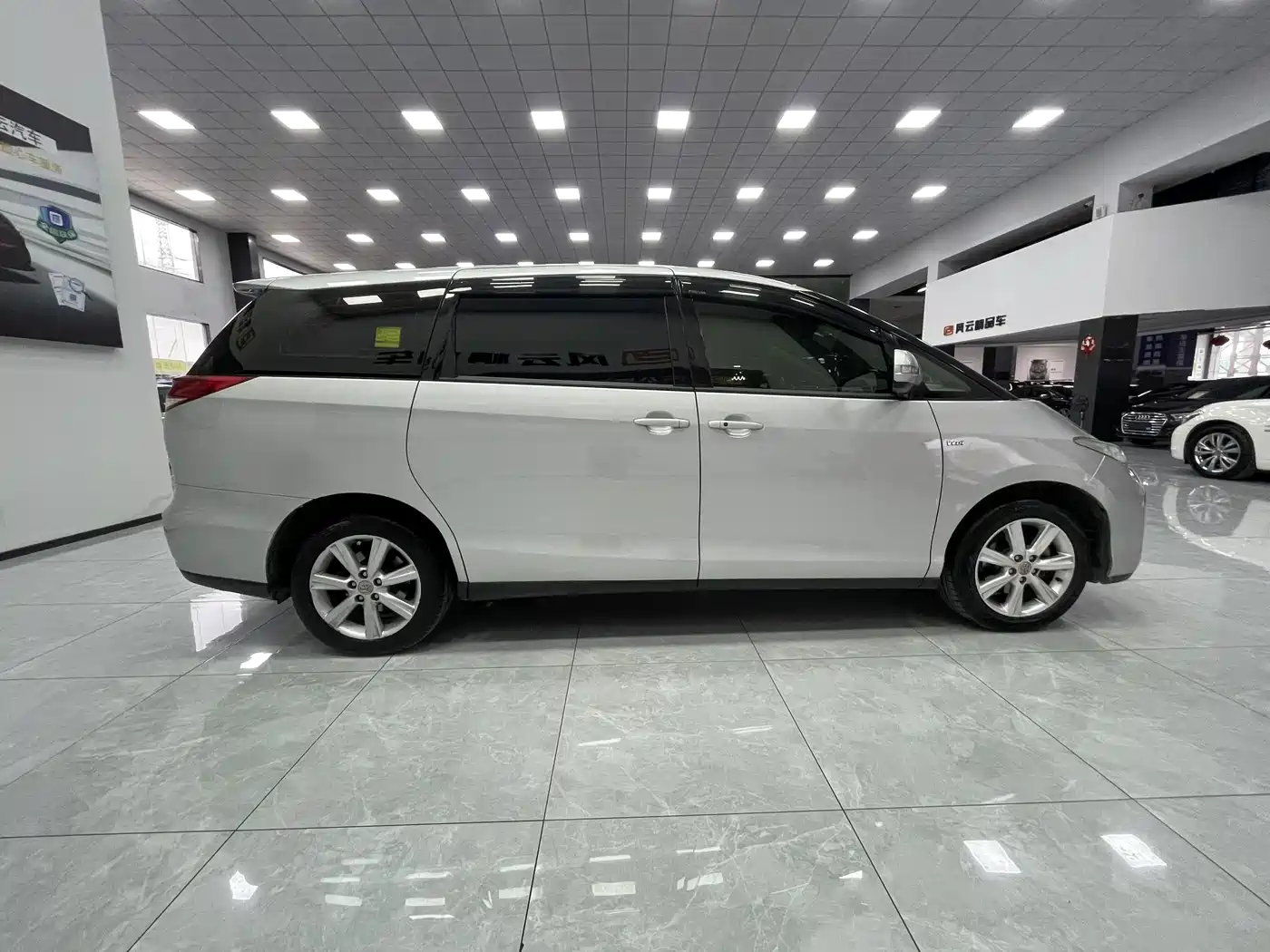 Toyota Previa 2012 2.4L 7-Seater Luxury Edition фото 4