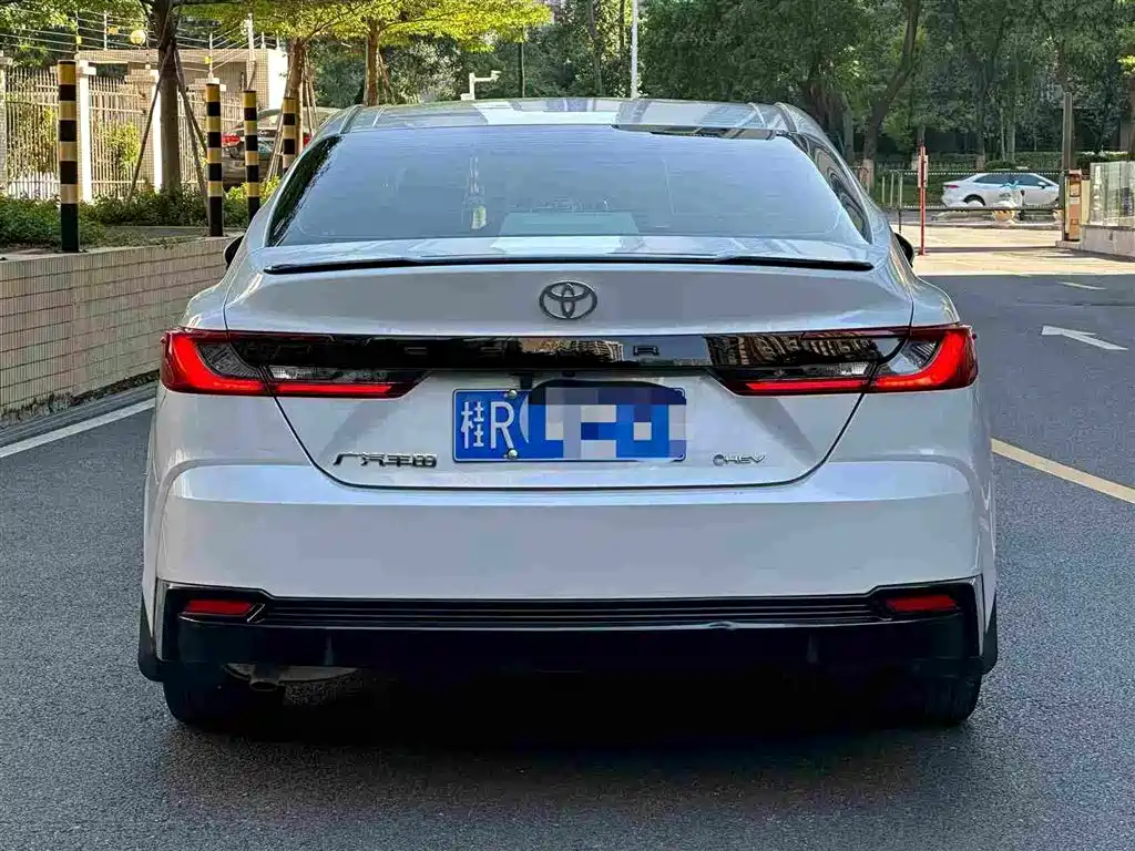 Фото 5 - Toyota Camry
