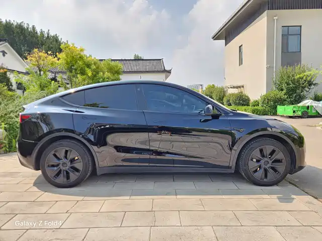 Tesla Model Y 2023 Long Range All-Wheel Drive Edition — фото 4