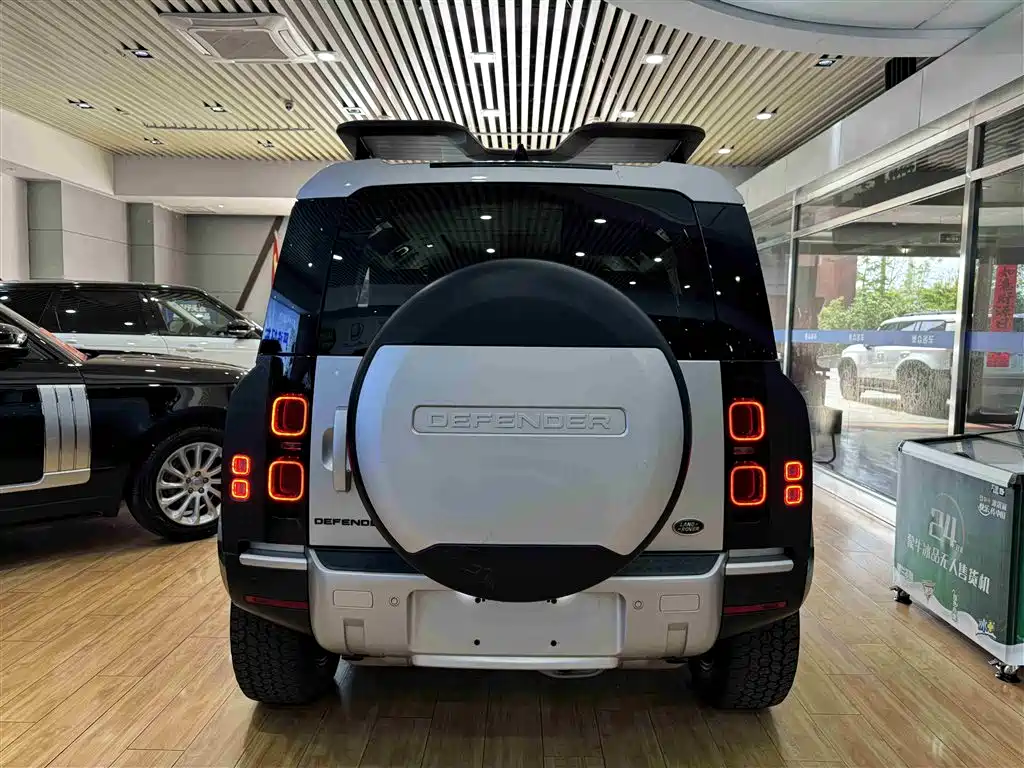 Land Rover Defender 2020 110 P400 Dark Special Edition фото 17