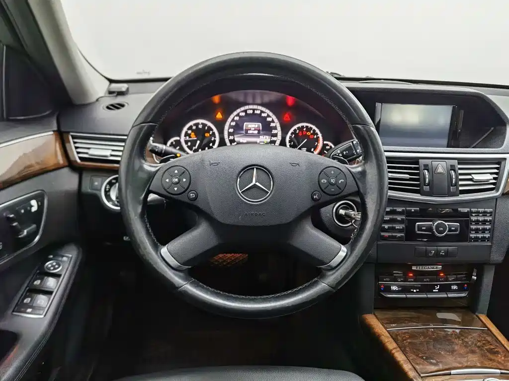 صورة 11 - Mercedes-Benz E-Class