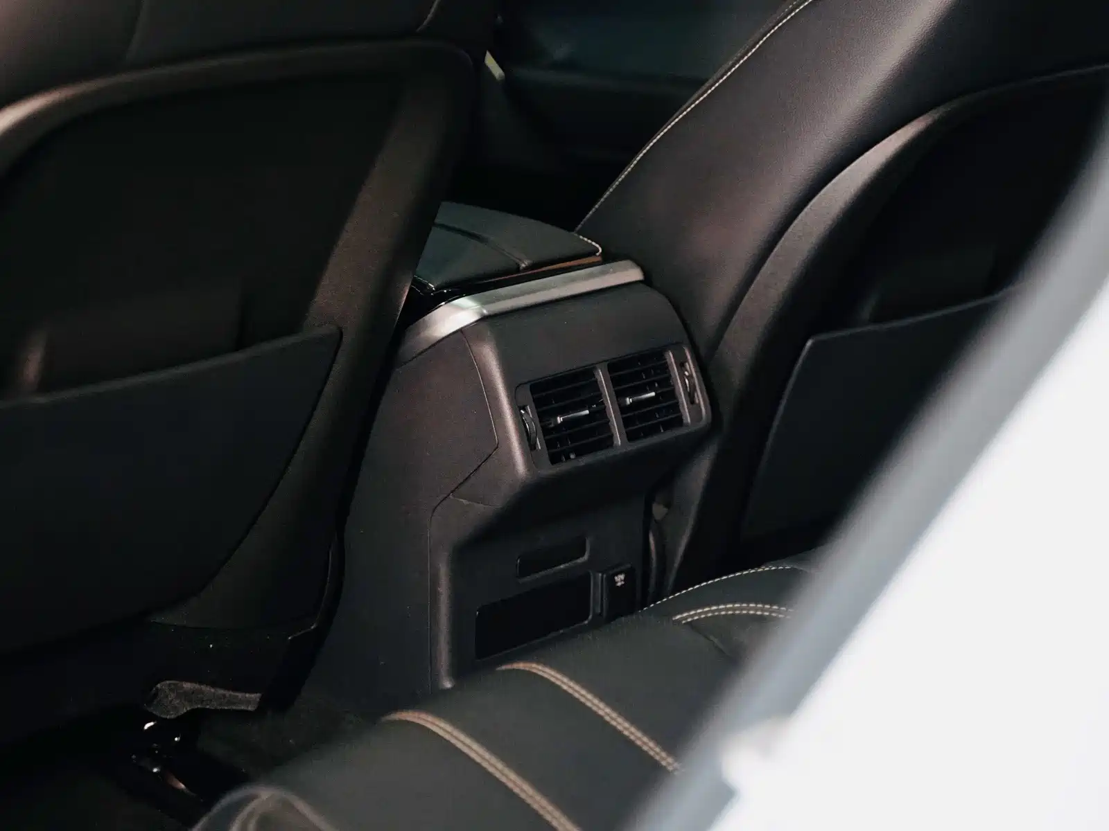 Фото 11 - Land Rover Range Rover Velar