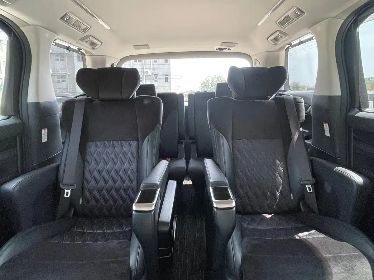 Toyota Alphard фото 11