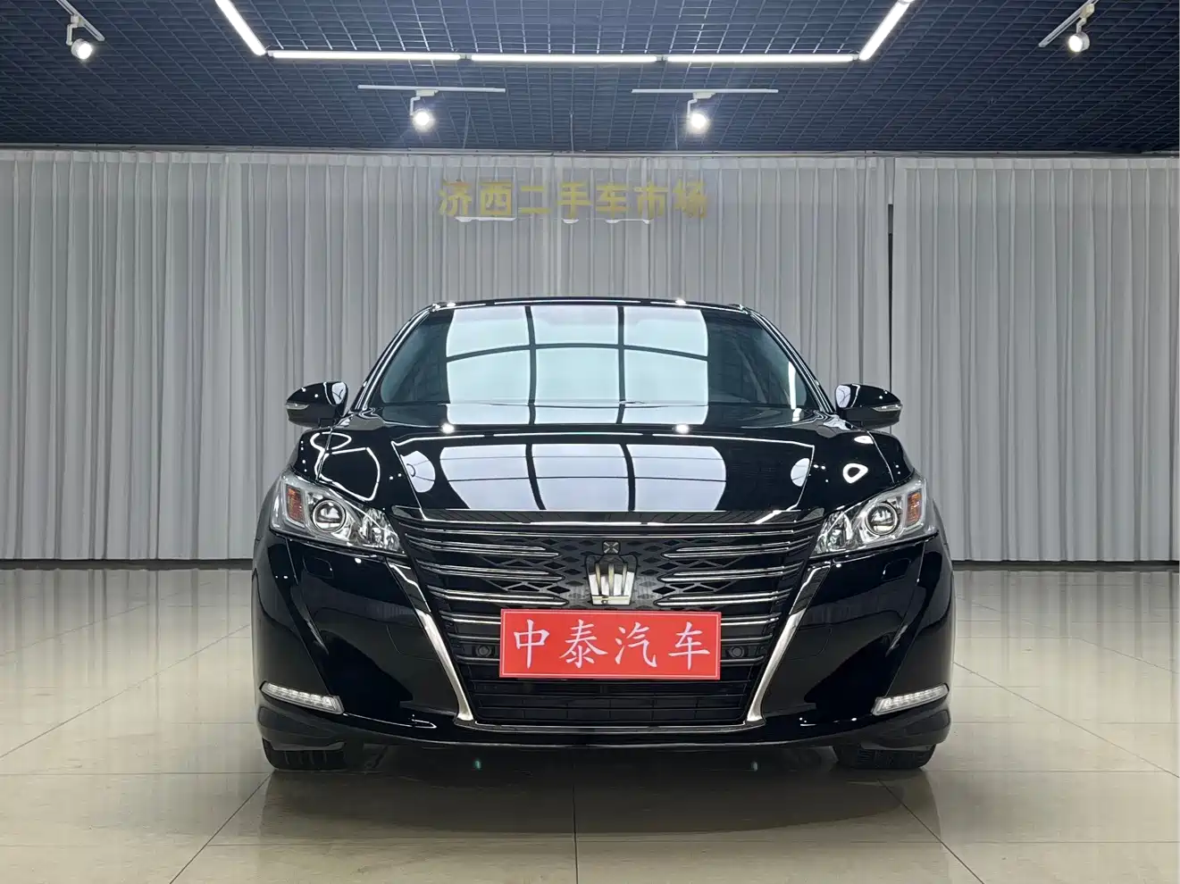 Фото 2 - Toyota Crown