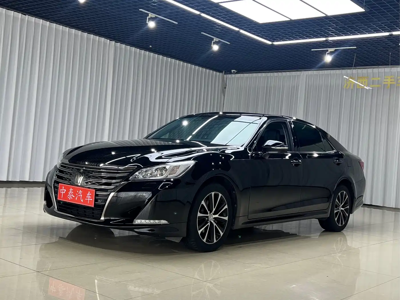 Фото 1 - Toyota Crown