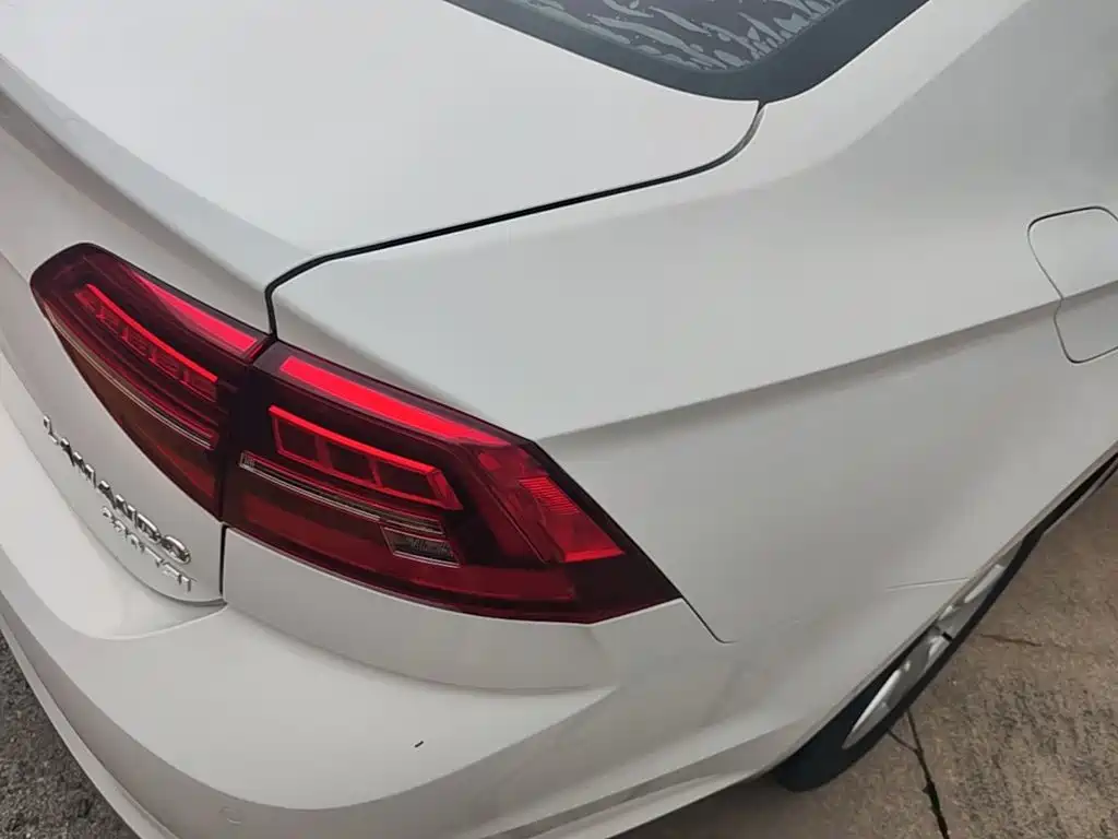 Photo 8 - Volkswagen Lamando