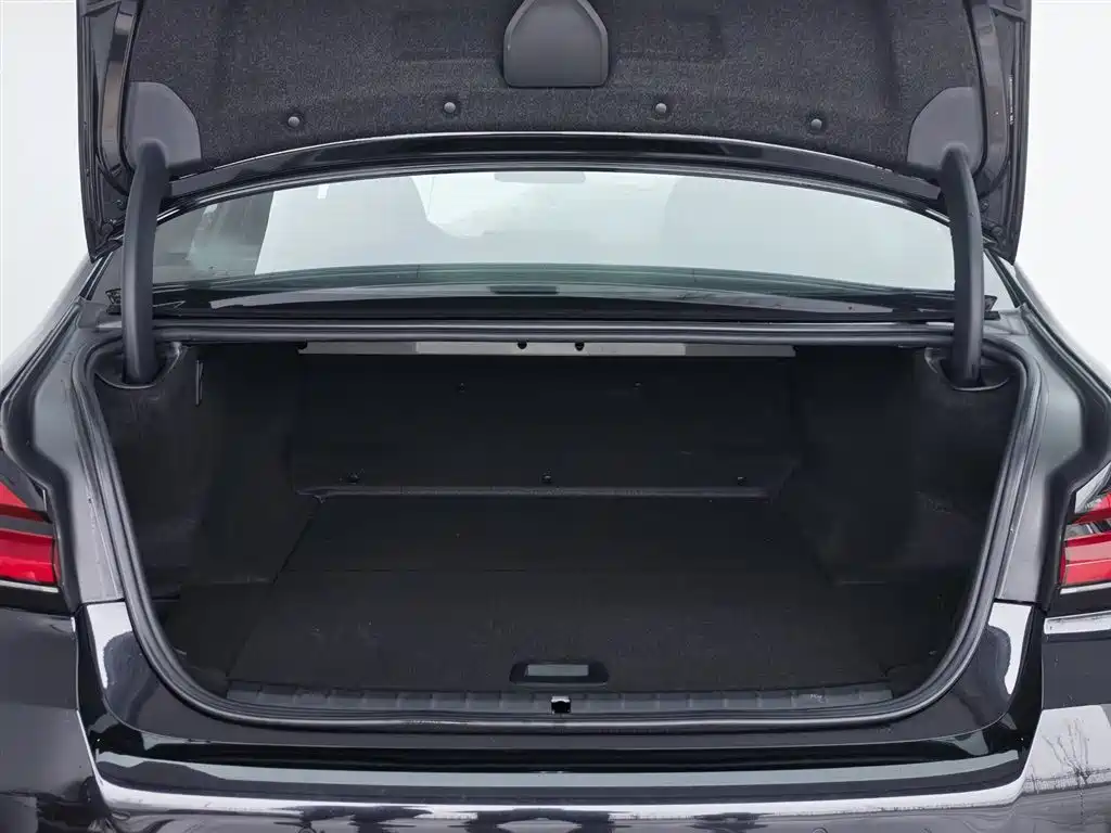 BMW 5 Series New Energy 2022 535Le Pioneer M Sport Package фото 16