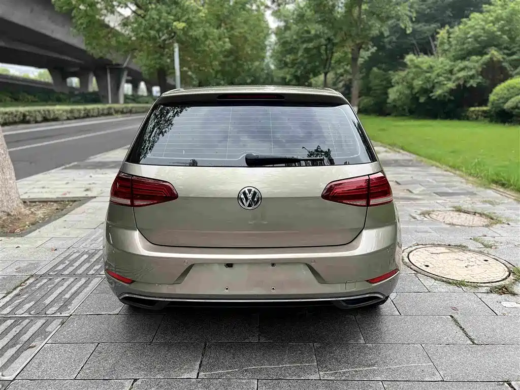 Photo 10 - Volkswagen Golf