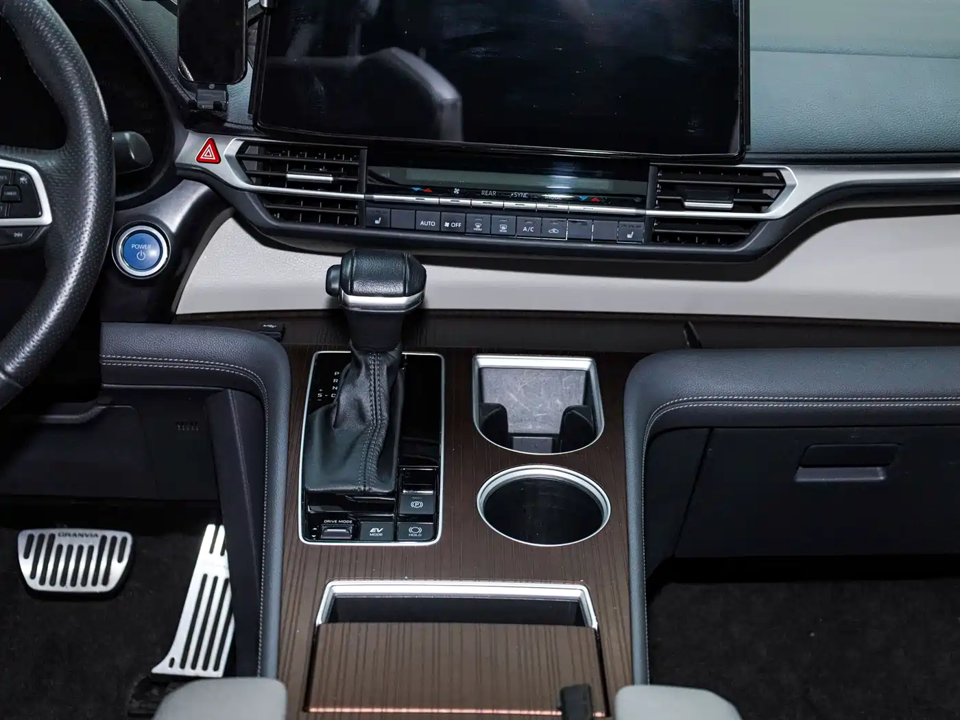 Toyota Granvia 2022 2.5L Hybrid Premium Edition фото 14