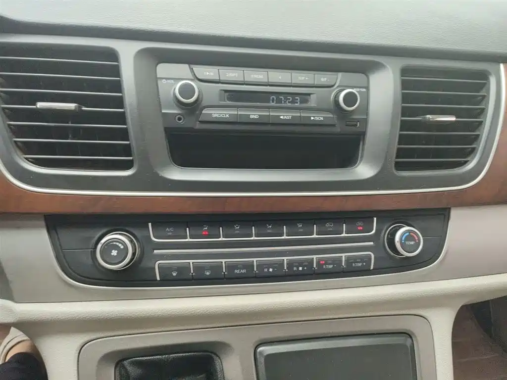 SAIC Maxus Maxus G10 2015 2.0T Manual Commemorative Edition фото 10