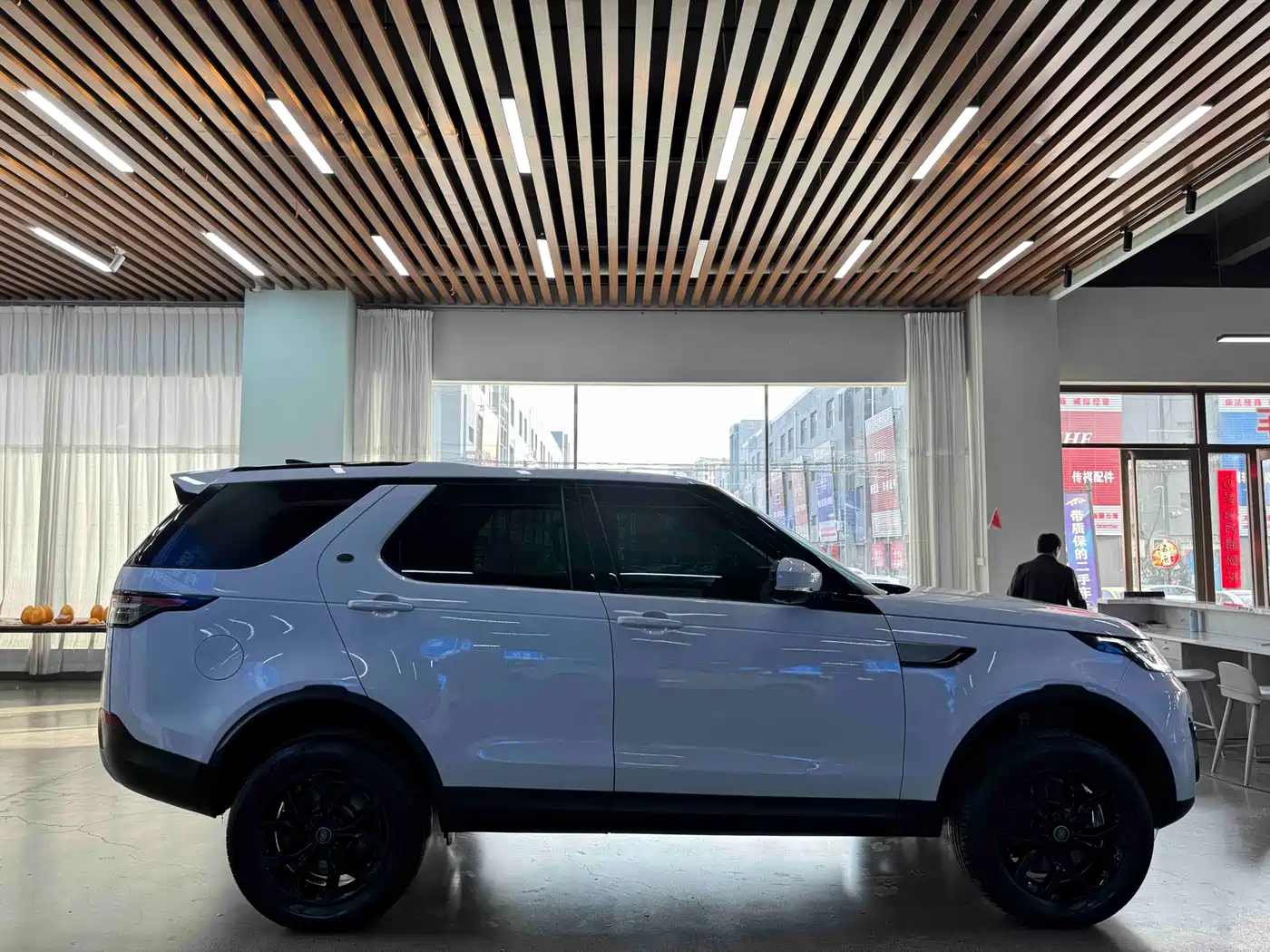 Land Rover Discovery 2017 3.0 SC V6 S фото 18
