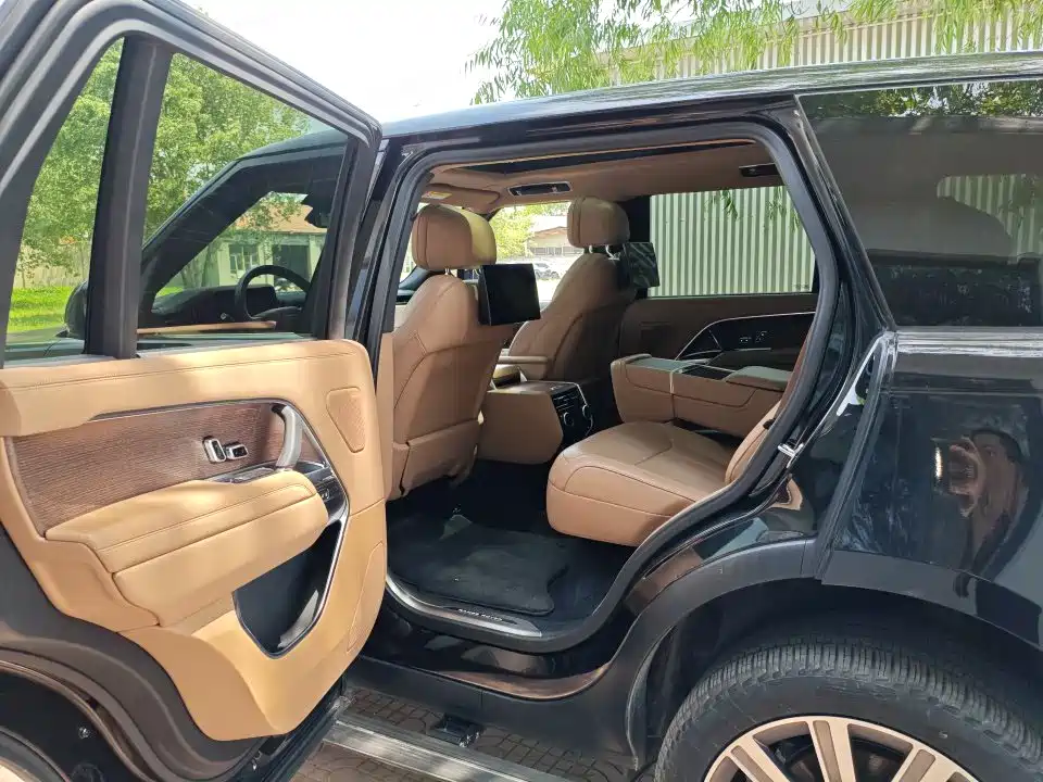 Land Rover Range Rover 2024 3.0 L6 400PS Genesis Extended фото 8