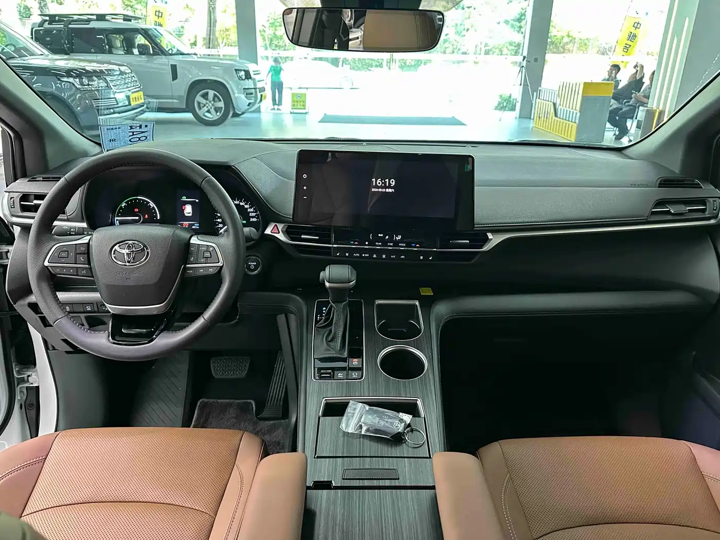 Toyota Sienna 2026 2.5L Hybrid FWD Exclusive Premium Edition фото 9