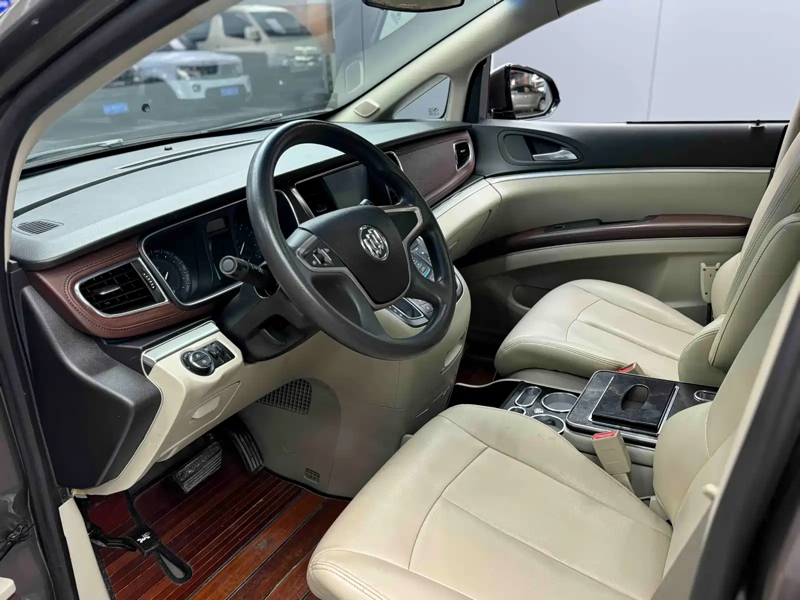 Фото 4 - Buick GL8