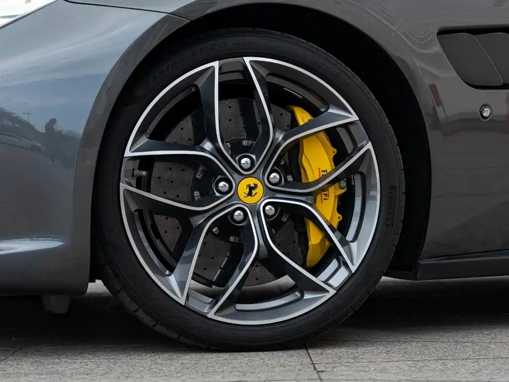 Ferrari GTC4Lusso 2017 3.9T V8 фото 8