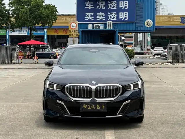 BMW 5 Series 2025 530Li Leading M Sport Package — фото 2