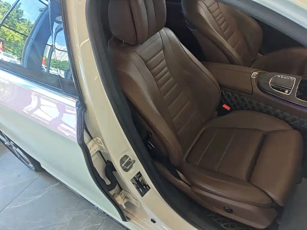 Фото 25 - Mercedes-Benz E-Class