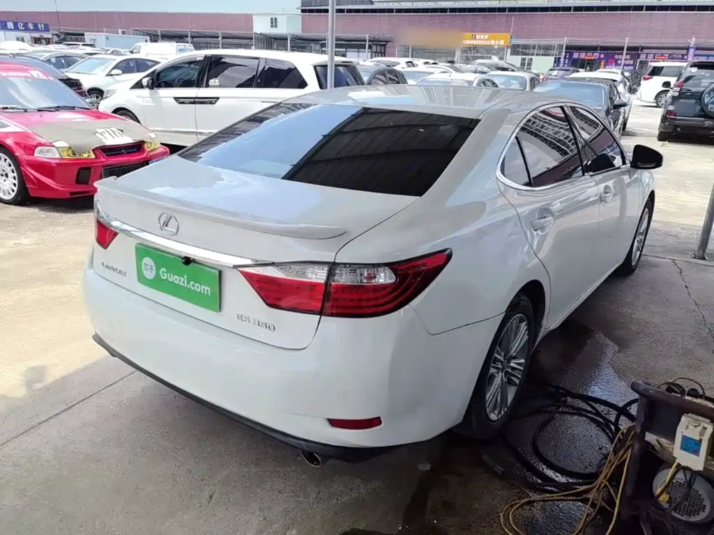 Фото 7 - Lexus ES
