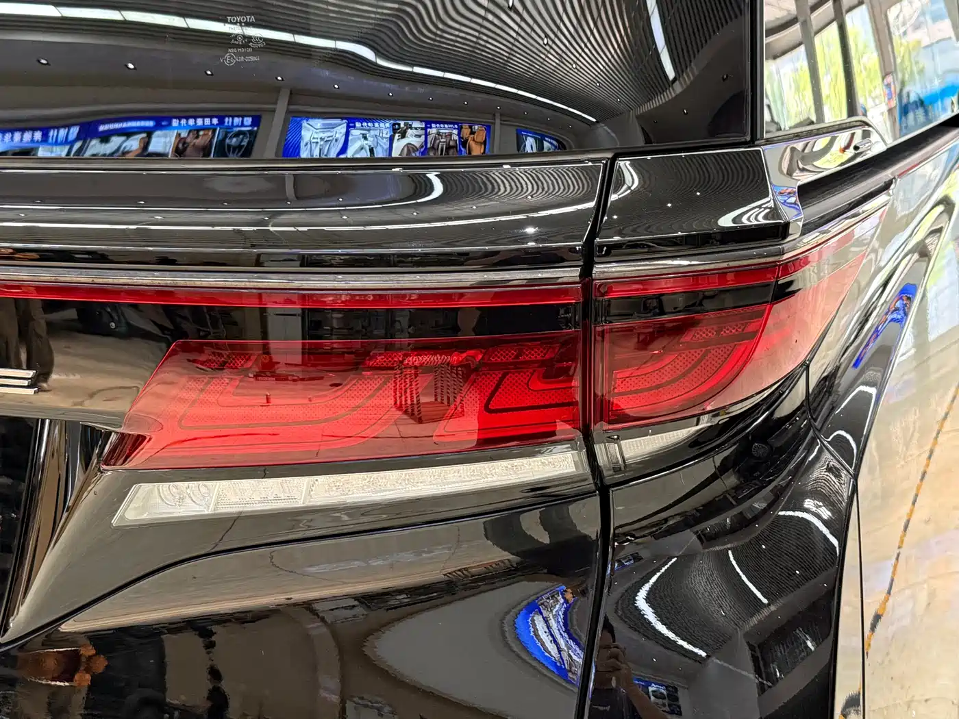 Toyota Vellfire 2025 Crown Hybrid 2.5L Ink Gold Executive Edition фото 7