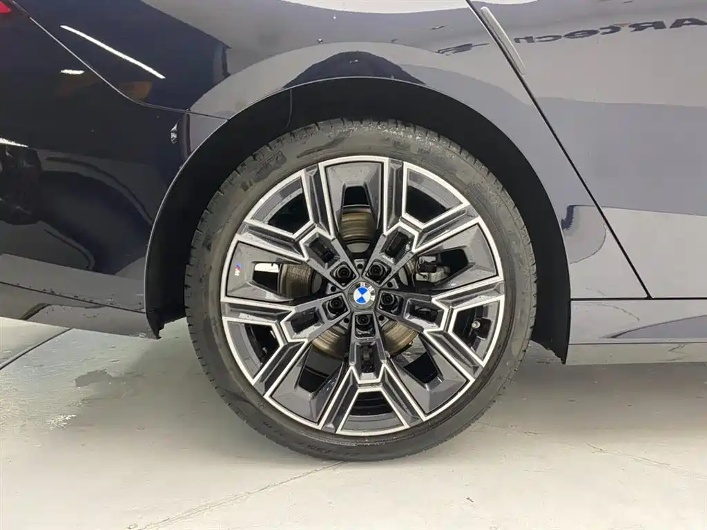BMW 5 Series 2025 530Li Premium M Sport Package фото 11